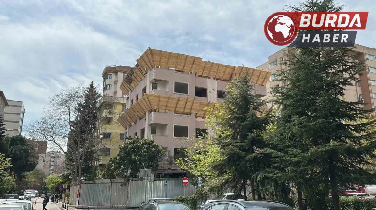 Kadıköy’de kepçe operatörü binanın 5’inci katından düştü.