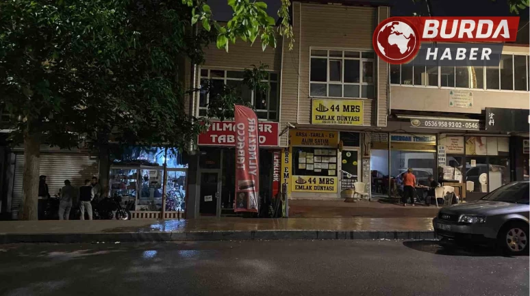 İş yerinde kapı üstüne kilitlenince camda düşerek ağır yaralandı.