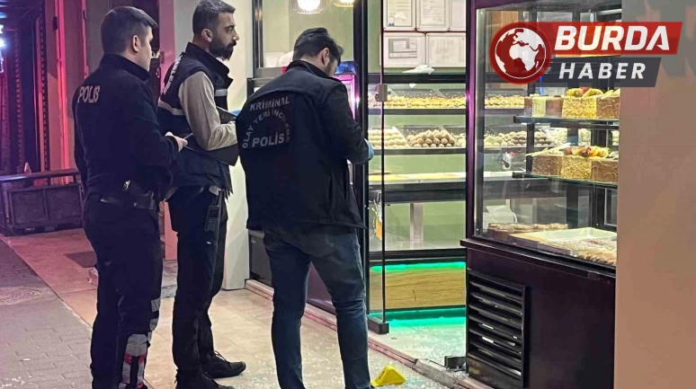 Husumetlisinden kaçarak kafeye saklandı, silahlı saldırıda yaralandı.