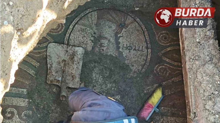 Tokat’ta kaçak kazı yapan 4 kişi, 2 bin yıllık Roma mozaği buldu.