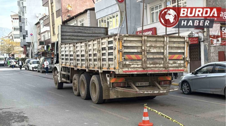 Karabük'te kamyonun çarptığı genç kız hayatını kaybetti.