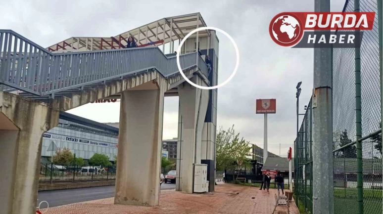 Üst geçidin korkuluklarına çıkan kadını polis zor ikna etti.