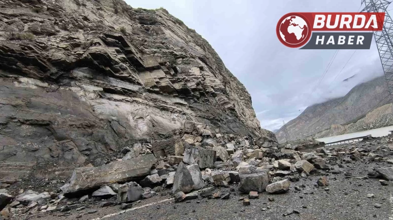 Erzurum-Artvin kara yolunda heyelan meydana geldi.