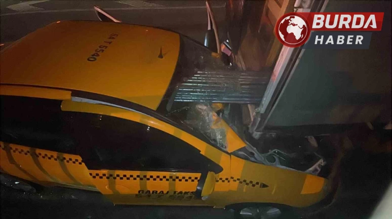 Ticari taksi, kamyonete ok gibi saplandı: 1 ölü, 1 yaralı