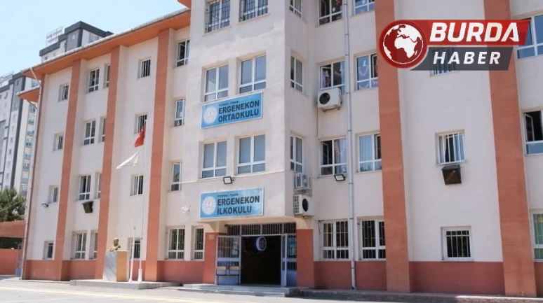 Pendik’teki bir okulda öğretmen öğrenciye zalimce şiddet uyguluyor.