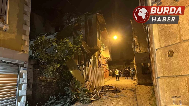 Fatih’te 2 katlı ahşap metruk binada çökme meydana geldi.