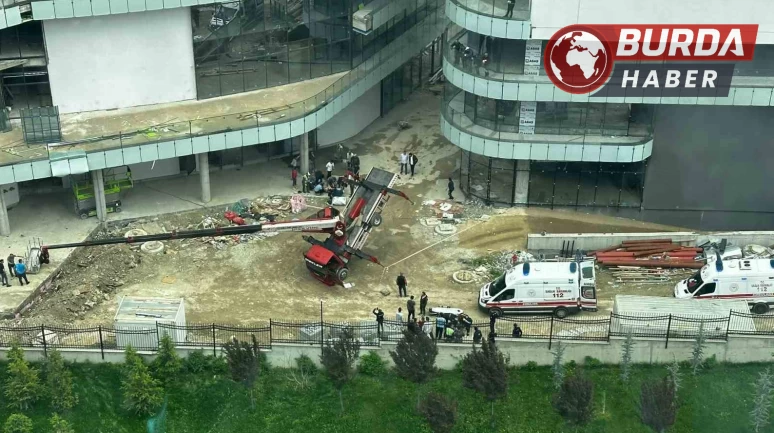 Ankara’da kule vinç devrilmesi sonucu 3 kişi yaralandı.
