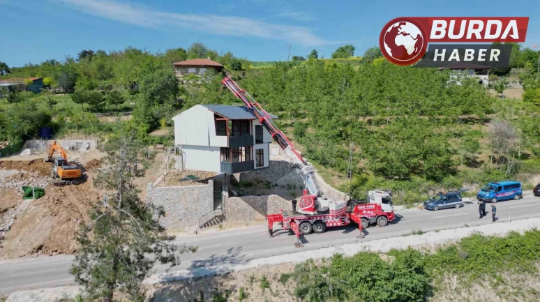 Yıkımı yapılacak kaçak villayı vinçle taşıdı.