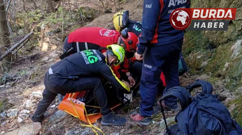 Kayıp dağcının cansız bedeni uçurumdan helikopterle alındı.