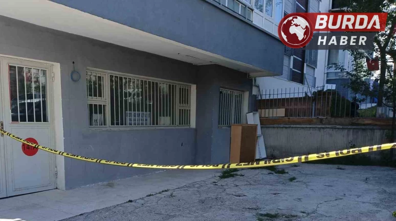 Eski kocasıyla barışmak istemeyen genç kadın 4. kattan atladı.