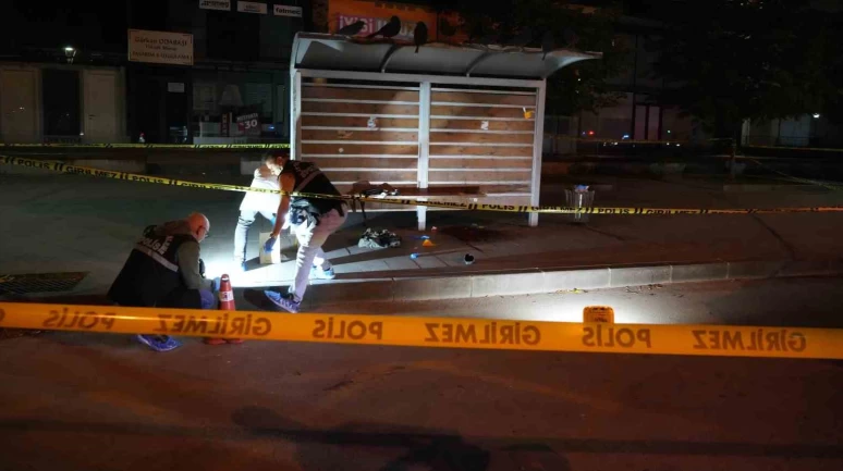 Emekli polis otobüs durağında kendi silahıyla intihar etti.