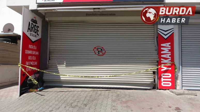 Mersin’de 3 genç, oto yıkama dükkanında ölü olarak bulundu.