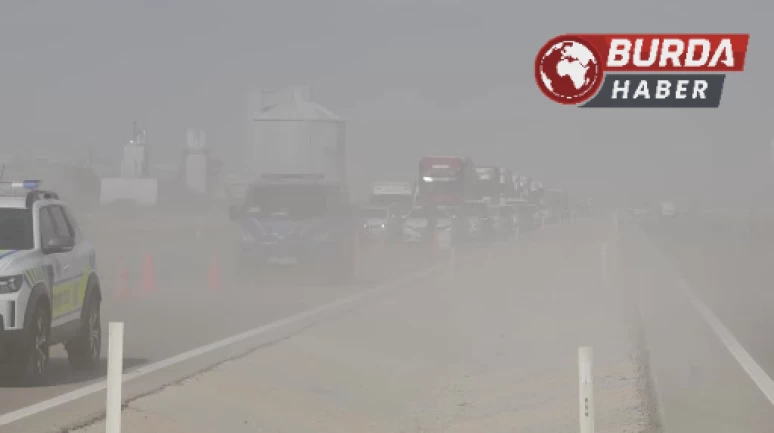 Aksaray’da kum fırtınasında 5 araç çarpıştı, 8 kişi yaralandı.