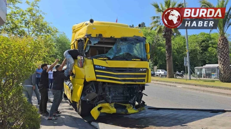 Zonguldak'ta devrilen tır ortalığı savaş alanına çevirdi: 1 yaralı
