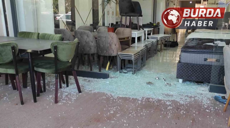Çarşının ortasında yaşanan silahlı kavgada 4 kişi yaralandı