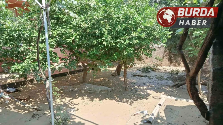 Adana ASKİ’nin içme suyu hattı patladı: Mahalle göle döndü
