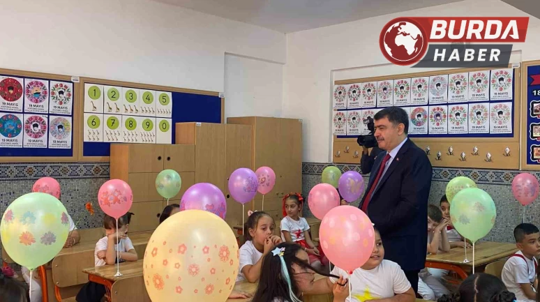Okulun son günü Ankara Valisi Şahin öğrencilere karne dağıttı.