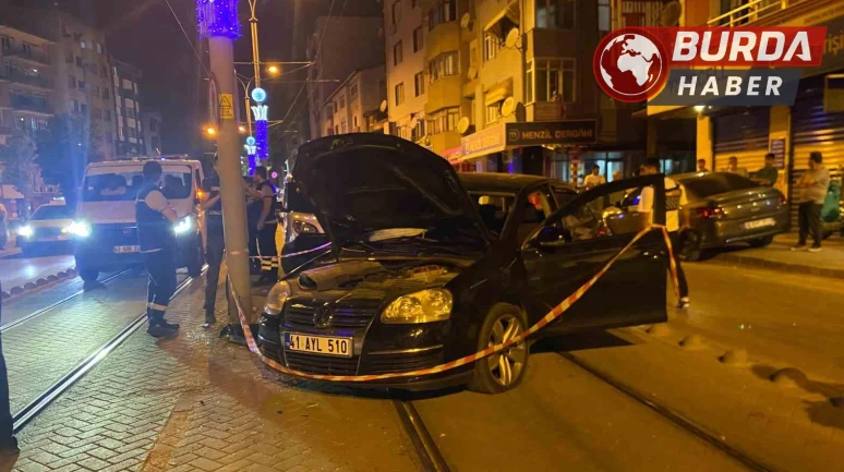 Alkollü sürücü tramvay yoluna daldı, 2 kişi yaralandı.