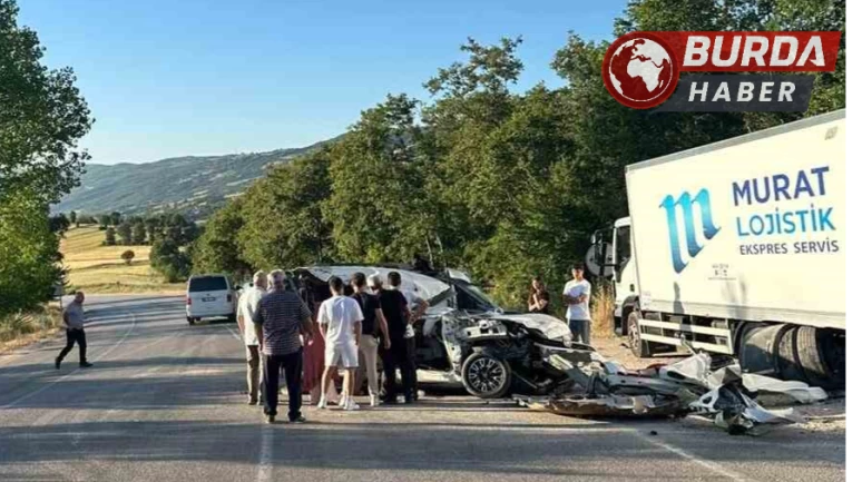 Tokat’ta park halindeki kamyona çarpan araçtaki 2 kişi öldü.