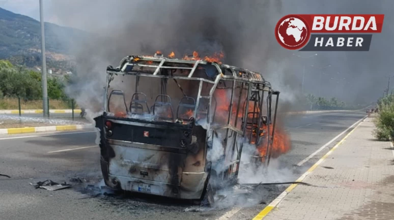 Balıkesir'de alevlere teslim olan yolcu minibüsü küle döndü.