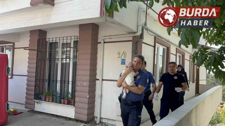 4 aylık bebeğini rehin aldı, balkondan bal kabağını fırlattı.