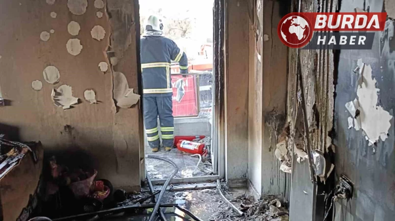 Şarja takılı telefon bataryası patladı, evde yangın çıktı.