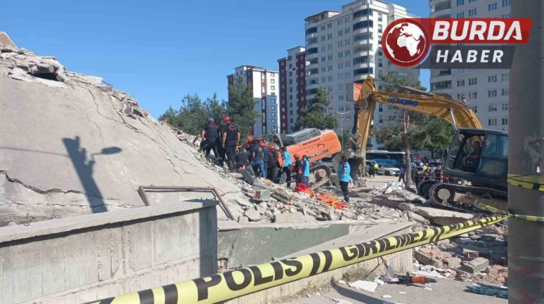 Çöken binanın enkazından operatörünün cansız bedeni çıkarıldı.