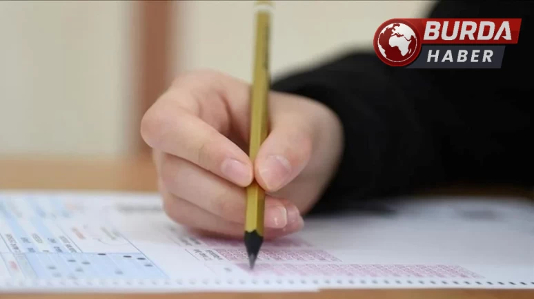 Sınıfta yanlış kitapçık dağıttılar, sınav ortasında topladılar.