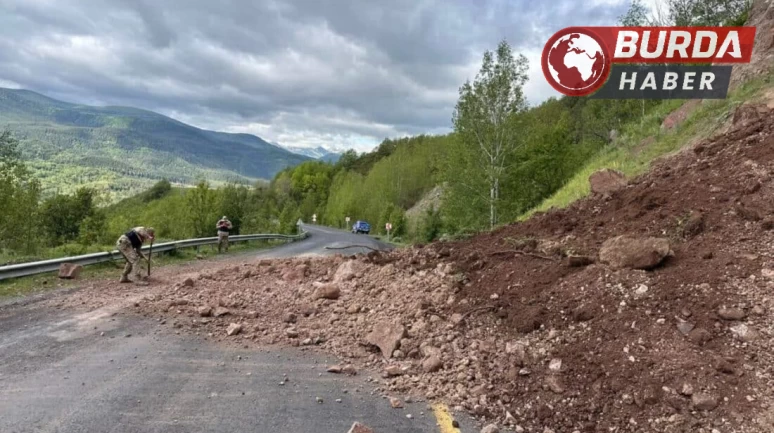 Ardahan-Posof kara yolunda toprak kayması meydana geldi.