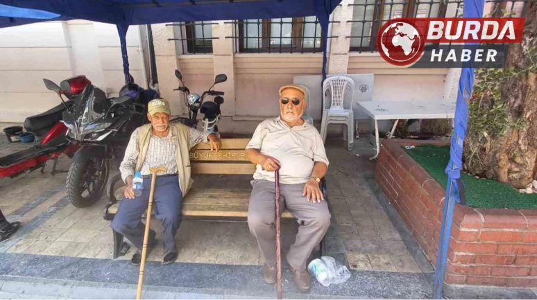 Aydın’da hava 39’u gösterdi, vatandaşlar gölgeye sığındı