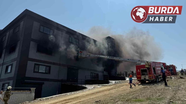 Arnavutköy’deki terlik fabrikasında çıkan yangın paniğe neden oldu.