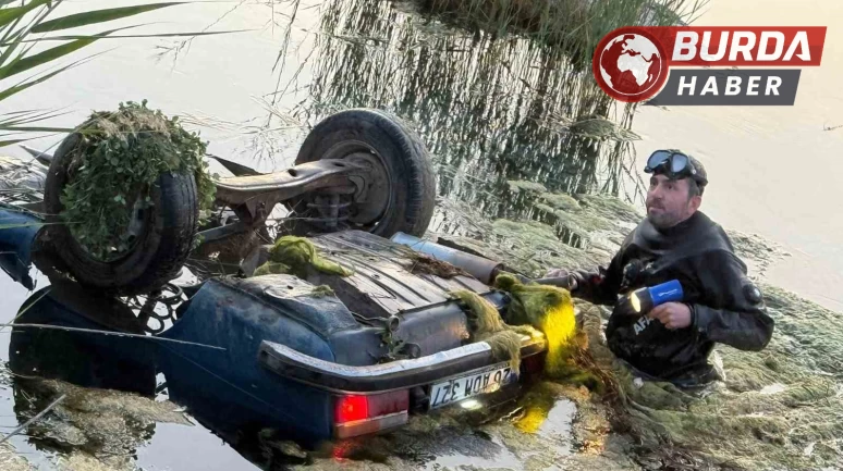 Eskişehir'de içerisinde 3 kişinin bulunduğu otomobil suya düştü.