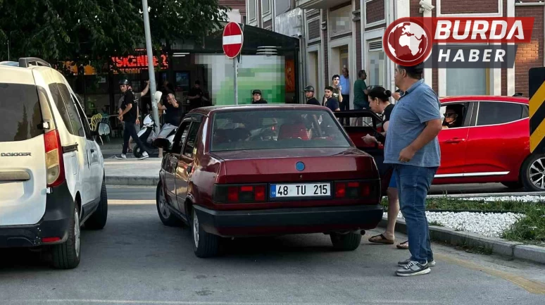 Polise mukavemet gösteren çocuğuna annesi "beter ol" dedi.