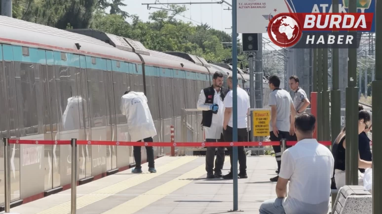 Ataköy istasyonunda bir kişi raylara atlayarak intihar etti.