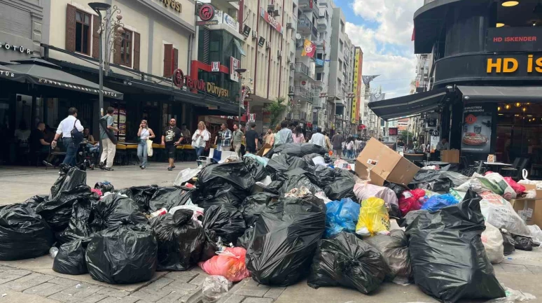 Büyükşehir Belediyesi’ndeki grev nedeniyle çöpler sokaklara taştı
