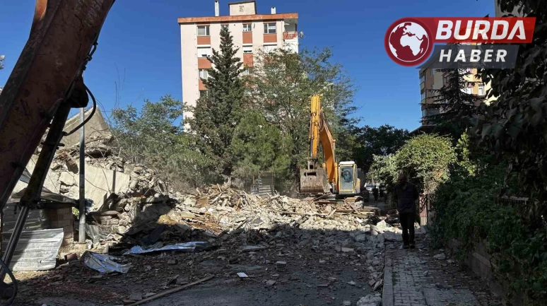 Maltepe’de 11 katlı bina yıkım sırasında çöktü.