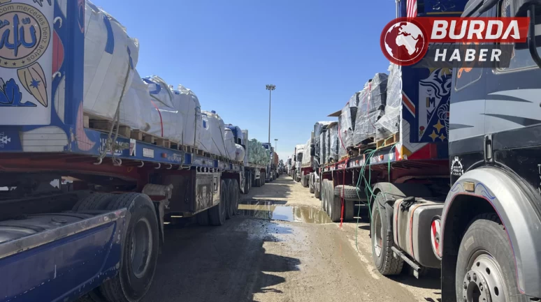 Gazze Şeridi’ne insani yardım getiren tırları çeteler yağmaladı.