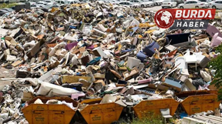 İzmir’in göbeğindeki çöp dağları, yangın riskine davetiye çıkarıyor.