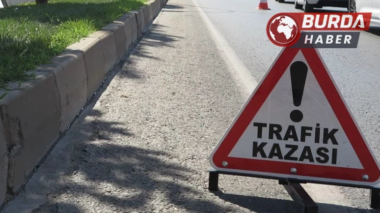 Erzurum-Artvin karayolunda iki araç kafa kafaya çarpıştı.