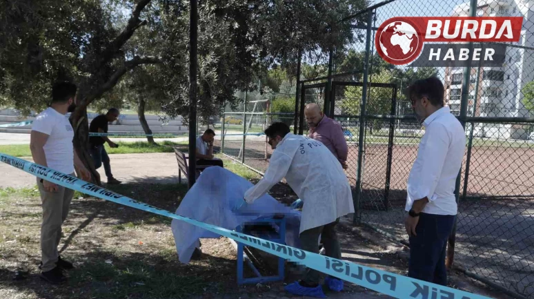 Bir kişi park içerisinde oturduğu bankta ölü bulundu.