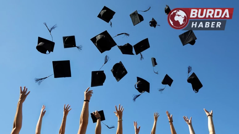 Mezuniyet töreninde diplomasını yırtan öğrenci gözaltına alındı.