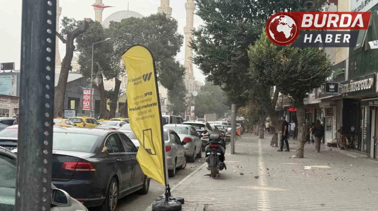 Iğdır’da etkili olan şiddetli fırtına hayatı olumsuz etkiledi.