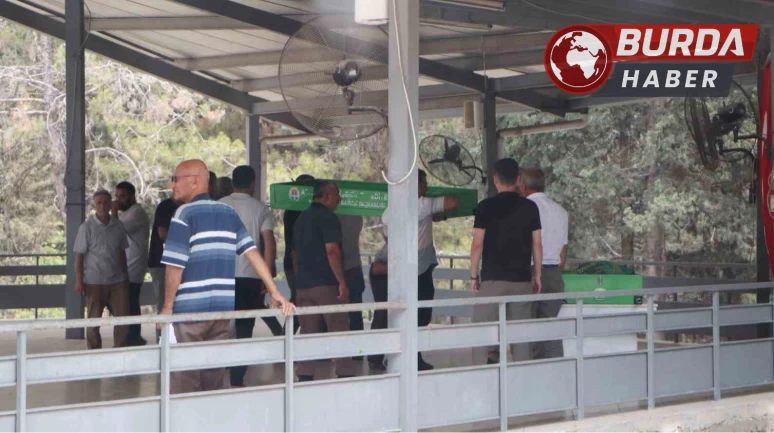 Anne ve kızı yan yana, baba ayrı noktaya defnedildi.