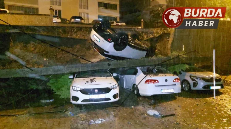 Kuvvetli sağanak sebebiyle istinat duvarı araçların üzerine devrildi.