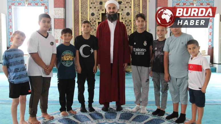 Namazını bozan imam 1 metrelik yüksekten düşen çocuğu havada yakaladı