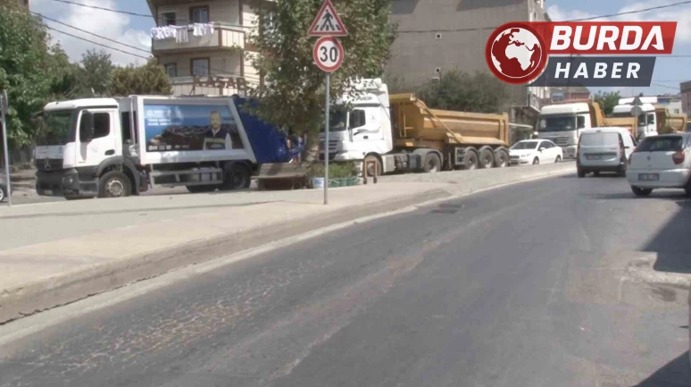 Vatandaşlara satırla saldırmaya çalışan şahıs yakalandı.