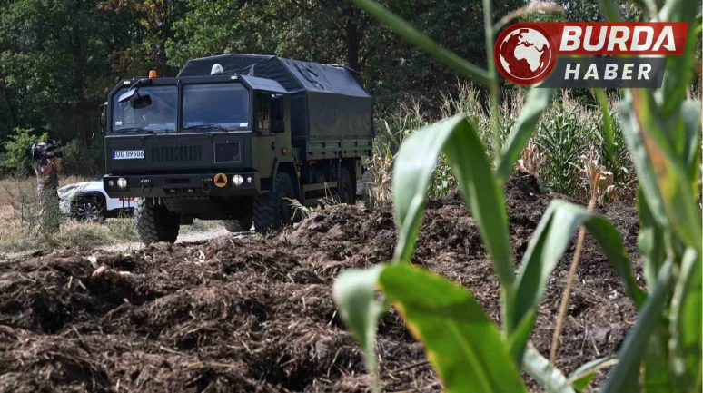 Polonya’da mısır tarlasına düşen yabancı madde patladı.