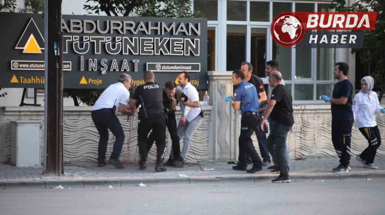 Bıçağı boğazına dayayan şahsa polis ekipleri müdahale etti.
