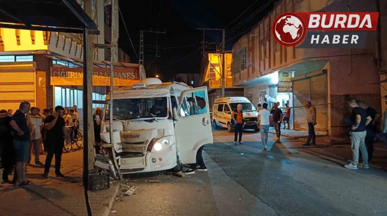 Dolmuş sürücüsü yaralı halde 600 metre sürdü ama kurtarılamadı.