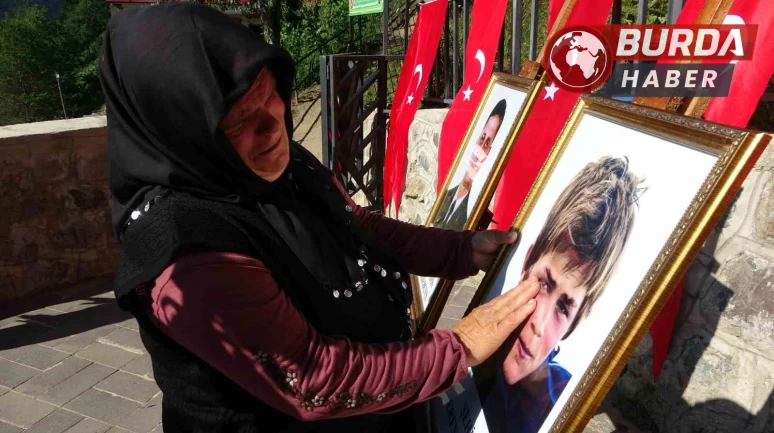 Şehit Eren Bülbül'ün sevenleri şehadetinin 8. yılında mezarı başında!